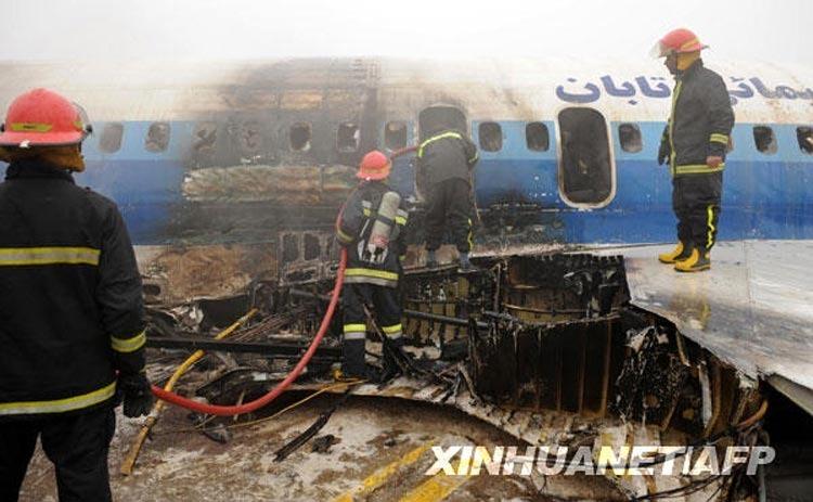 伊朗客机降落时起火 多名乘客受伤