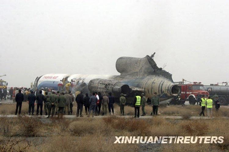 伊朗客机降落时起火 多名乘客受伤