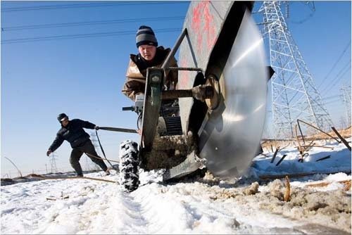 挖藕工人冰天雪地工作照震撼网友心灵