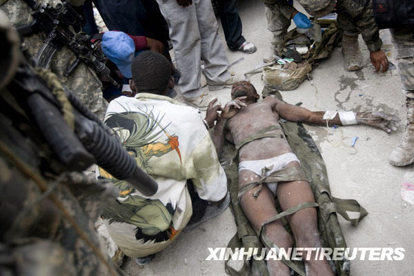 生命奇迹 海地男子被埋半个月获救
