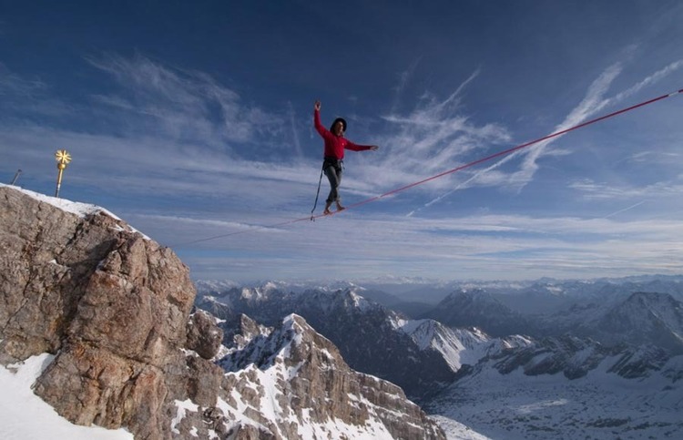 奥地利冒险家在德国最高峰上走钢丝