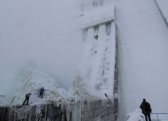 俄最大水电站才发事故又遭冰封