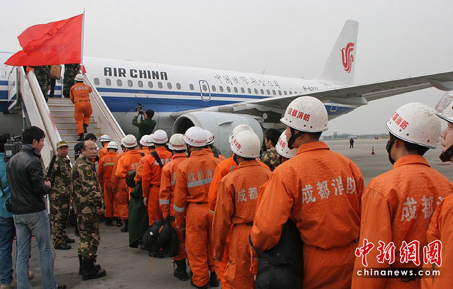 玉树震后24小时图片实录：大地的伤口