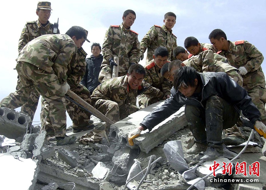 玉树震后24小时图片实录：大地的伤口
