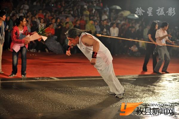 徐建新摄影：攸县贺坚马头发拉车破“吉尼斯”