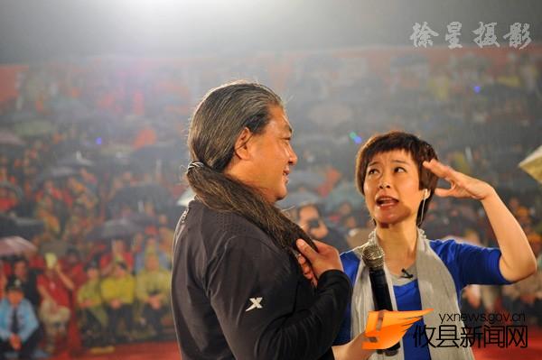 徐建新摄影：攸县贺坚马头发拉车破“吉尼斯”