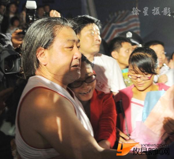 徐建新摄影：攸县贺坚马头发拉车破“吉尼斯”