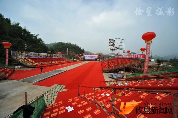 徐建新摄影：攸县贺坚马头发拉车破“吉尼斯”
