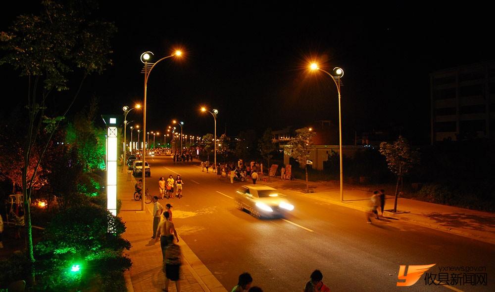 夜幕下的滨江大道