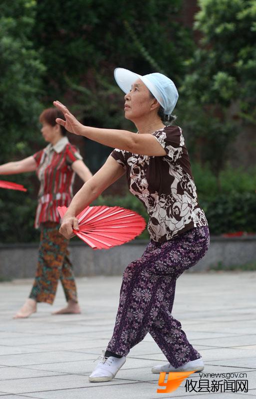 丁湖：攸县体育场练舞的老奶奶
