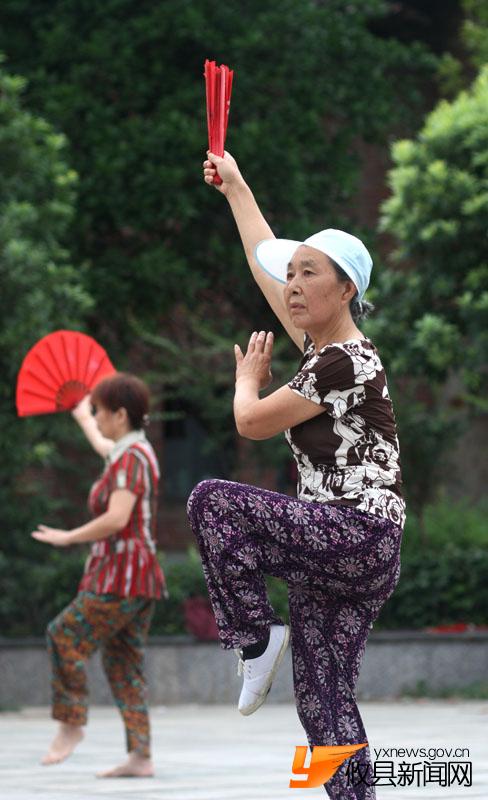 丁湖：攸县体育场练舞的老奶奶