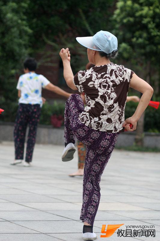 丁湖：攸县体育场练舞的老奶奶