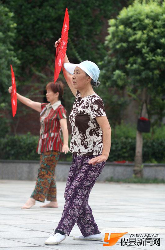 丁湖：攸县体育场练舞的老奶奶