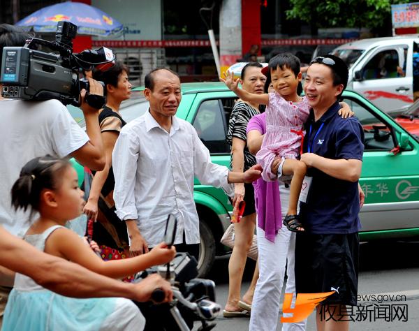 父亲携病危女小小琼亲临募捐现场，对爱心人士忙说“谢谢”