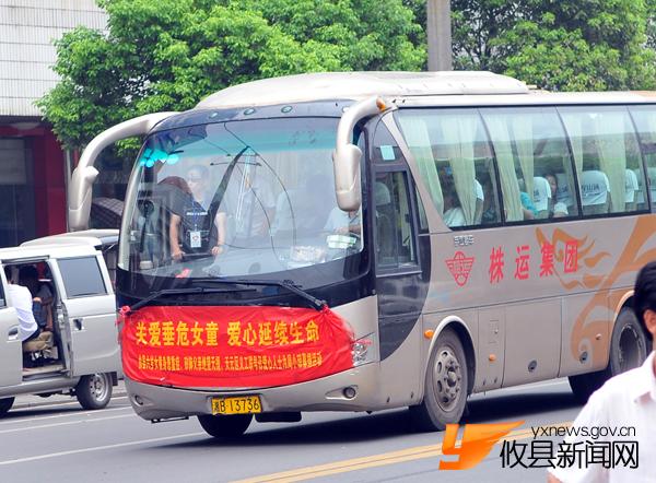 父亲携病危女小小琼亲临募捐现场，对爱心人士忙说“谢谢”