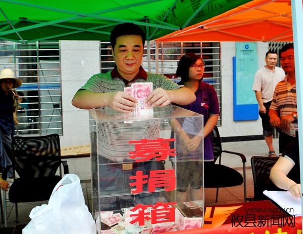 父亲携病危女小小琼亲临募捐现场，对爱心人士忙说“谢谢”