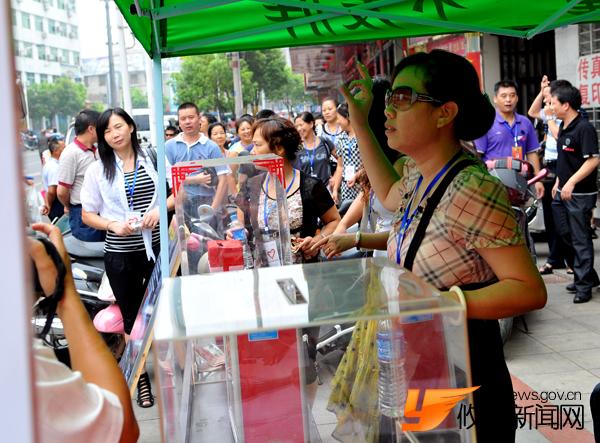 父亲携病危女小小琼亲临募捐现场，对爱心人士忙说“谢谢”