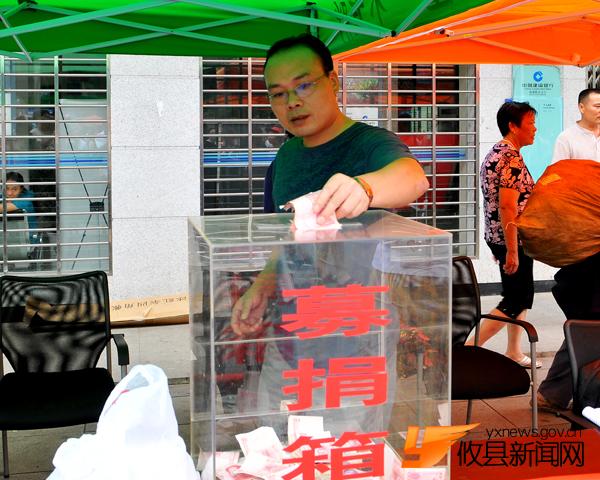 父亲携病危女小小琼亲临募捐现场，对爱心人士忙说“谢谢”