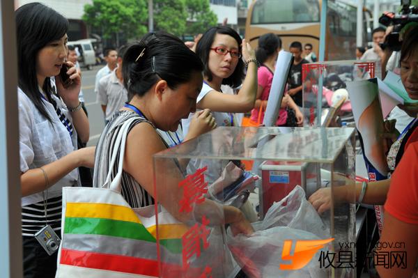 父亲携病危女小小琼亲临募捐现场，对爱心人士忙说“谢谢”
