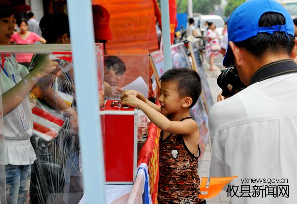 父亲携病危女小小琼亲临募捐现场，对爱心人士忙说“谢谢”