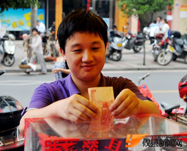 父亲携病危女小小琼亲临募捐现场，对爱心人士忙说“谢谢”