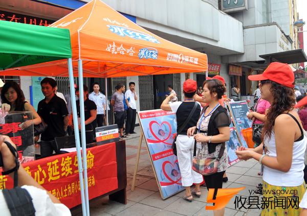父亲携病危女小小琼亲临募捐现场，对爱心人士忙说“谢谢”