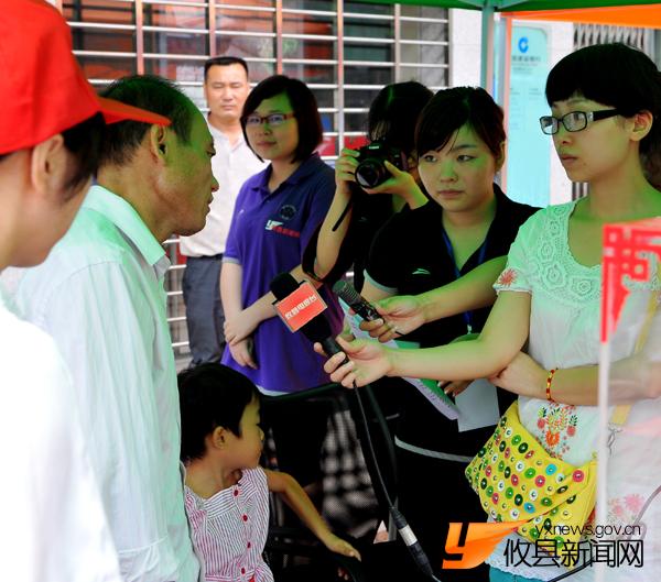 父亲携病危女小小琼亲临募捐现场，对爱心人士忙说“谢谢”