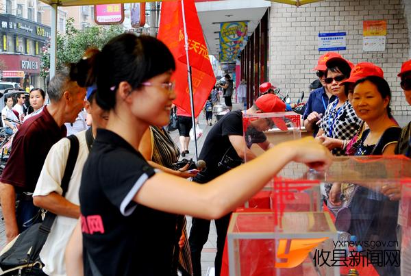 父亲携病危女小小琼亲临募捐现场，对爱心人士忙说“谢谢”