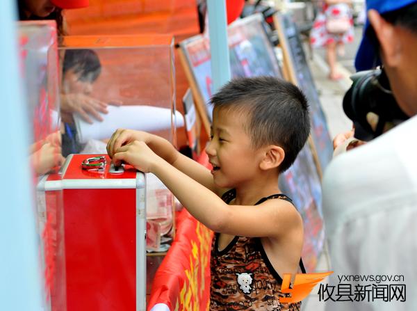 父亲携病危女小小琼亲临募捐现场，对爱心人士忙说“谢谢”