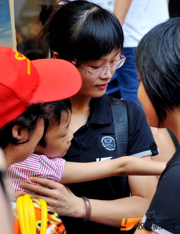 父亲携病危女小小琼亲临募捐现场，对爱心人士忙说“谢谢”