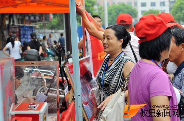 父亲携病危女小小琼亲临募捐现场，对爱心人士忙说“谢谢”