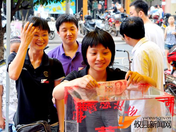 父亲携病危女小小琼亲临募捐现场，对爱心人士忙说“谢谢”