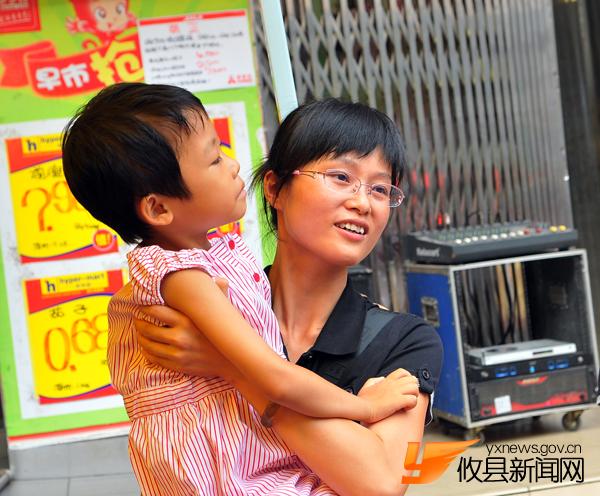 父亲携病危女小小琼亲临募捐现场，对爱心人士忙说“谢谢”