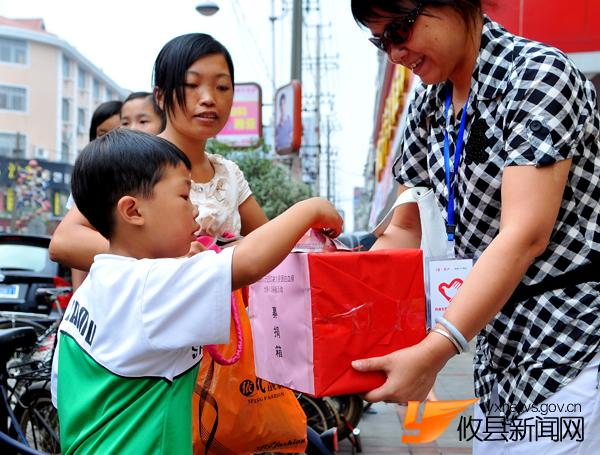 父亲携病危女小小琼亲临募捐现场，对爱心人士忙说“谢谢”