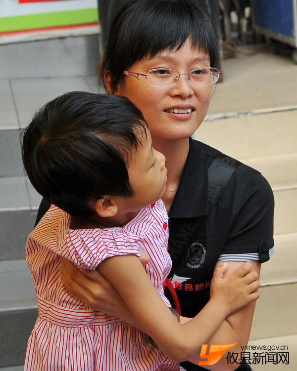 父亲携病危女小小琼亲临募捐现场，对爱心人士忙说“谢谢”