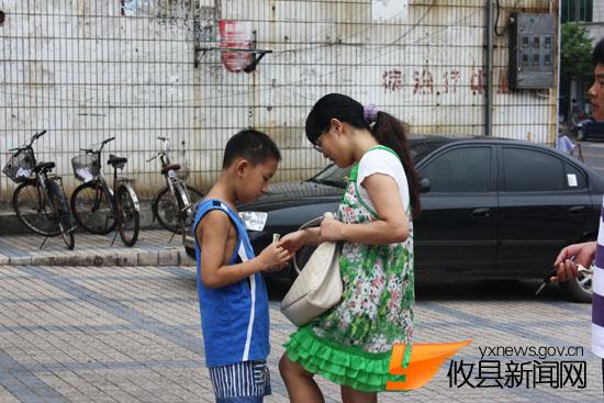 妈妈，我想捐点钱