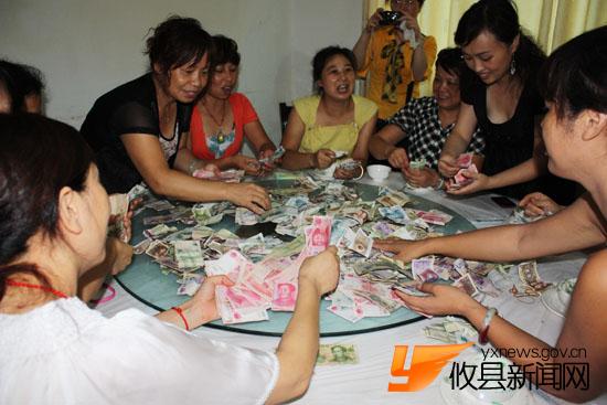 厚厚的一摞钱，满载一份份沉甸甸的爱心与希望