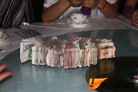 厚厚的一摞钱，满载一份份沉甸甸的爱心与希望