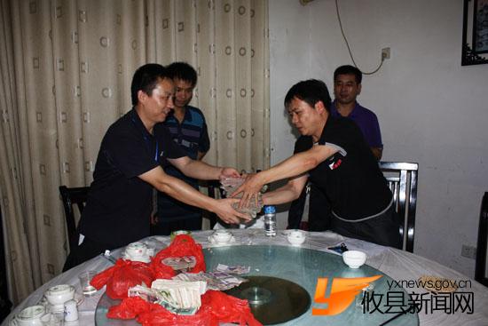 厚厚的一摞钱，满载一份份沉甸甸的爱心与希望