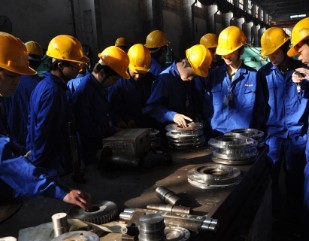 湖南化院学生参观湘化机车间