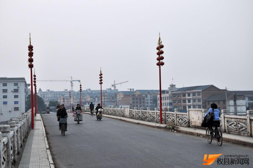 老桥新路灯