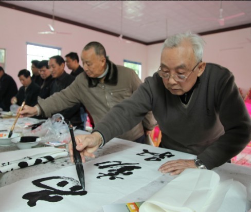 “攸县精神”现场给力挥墨