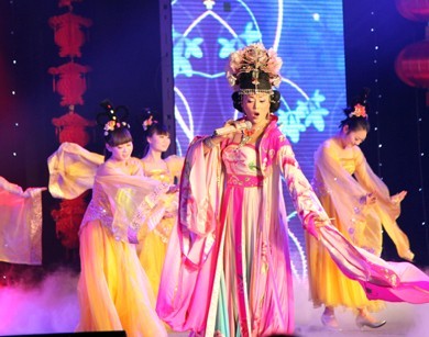 【春晚】反串艺人欧阳青 安能辨我是雌雄 