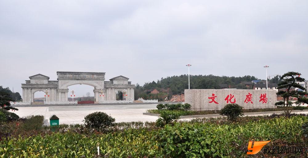 文化广场张灯结彩迎新春