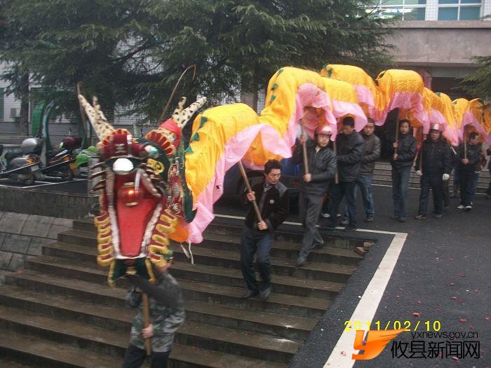 舞龙灯庆新春