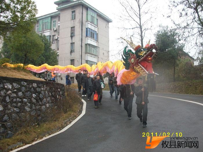 舞龙灯庆新春