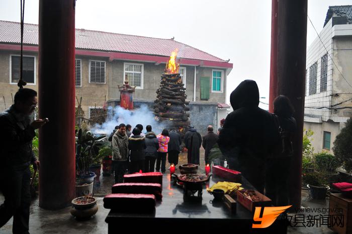 神农殿为民祈福“烧架香”实拍（组图） 