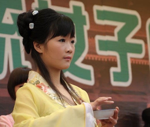 株洲石峰公园内再现女子成人礼