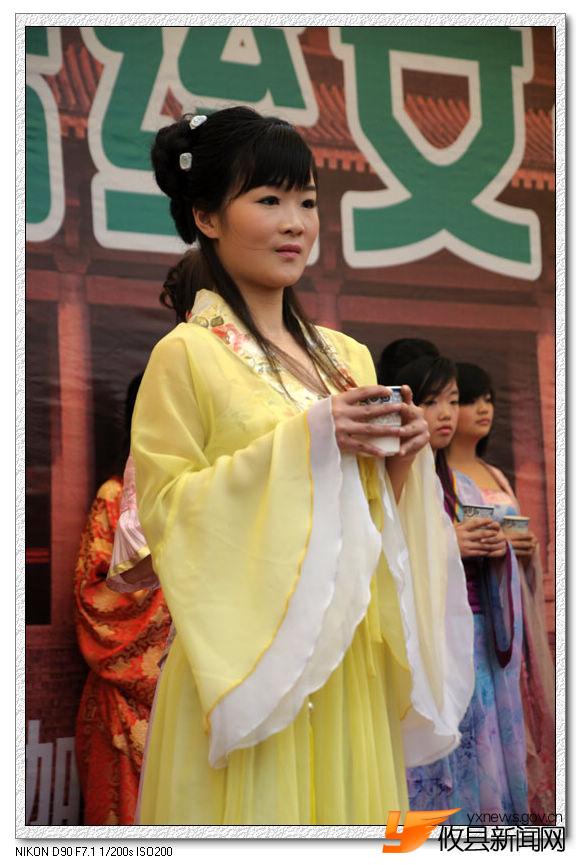 株洲石峰公园内再现女子成人礼