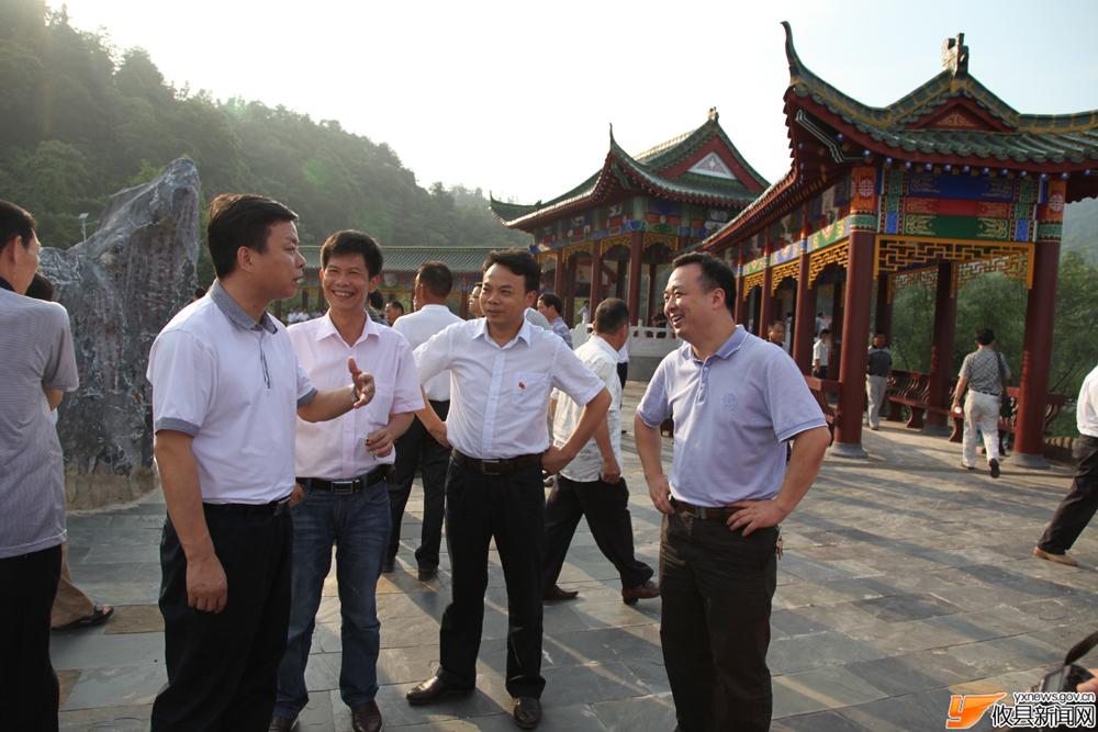 党代会代表参观酒埠江风景区